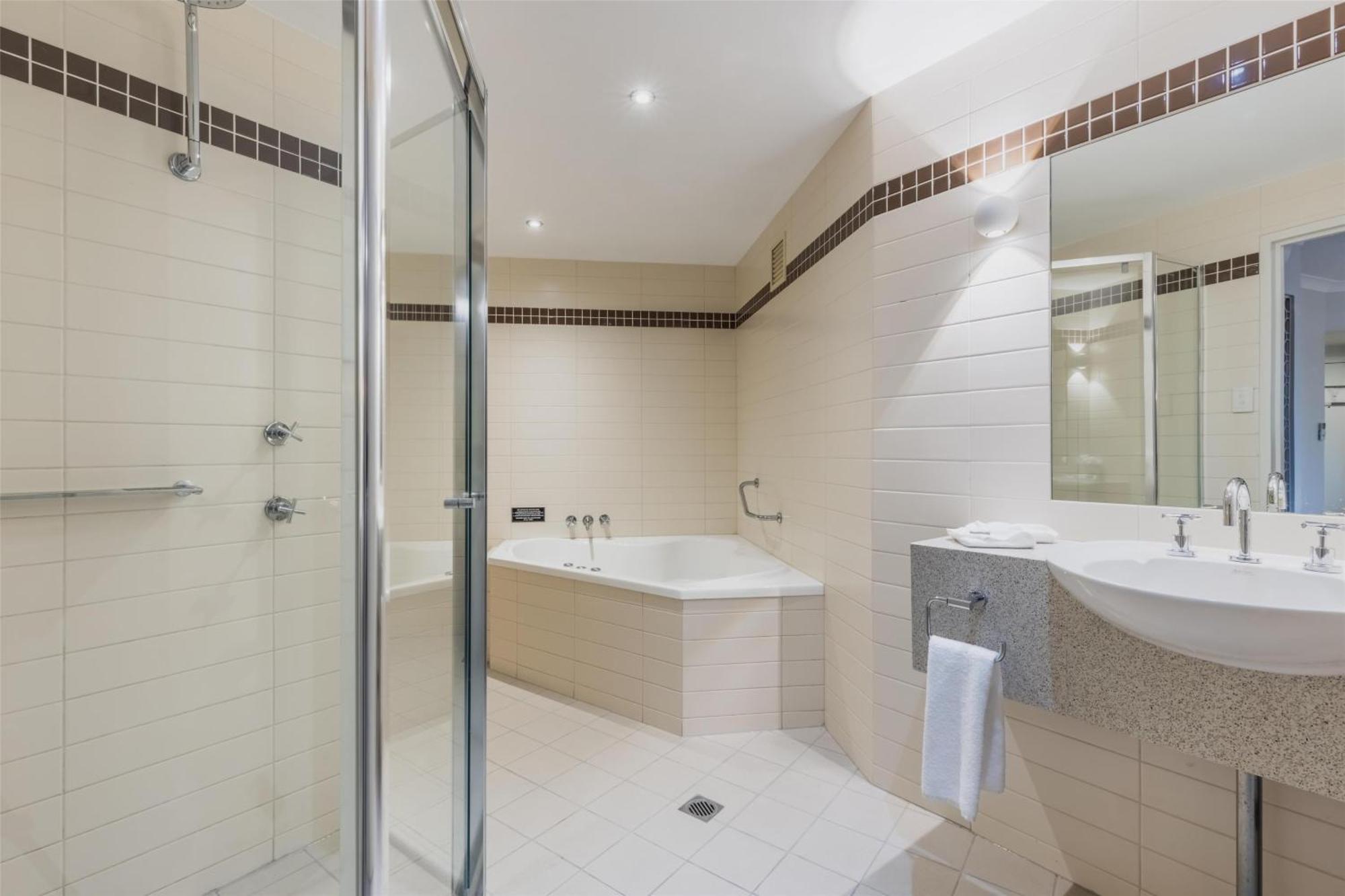 Family Studio Spa Bath