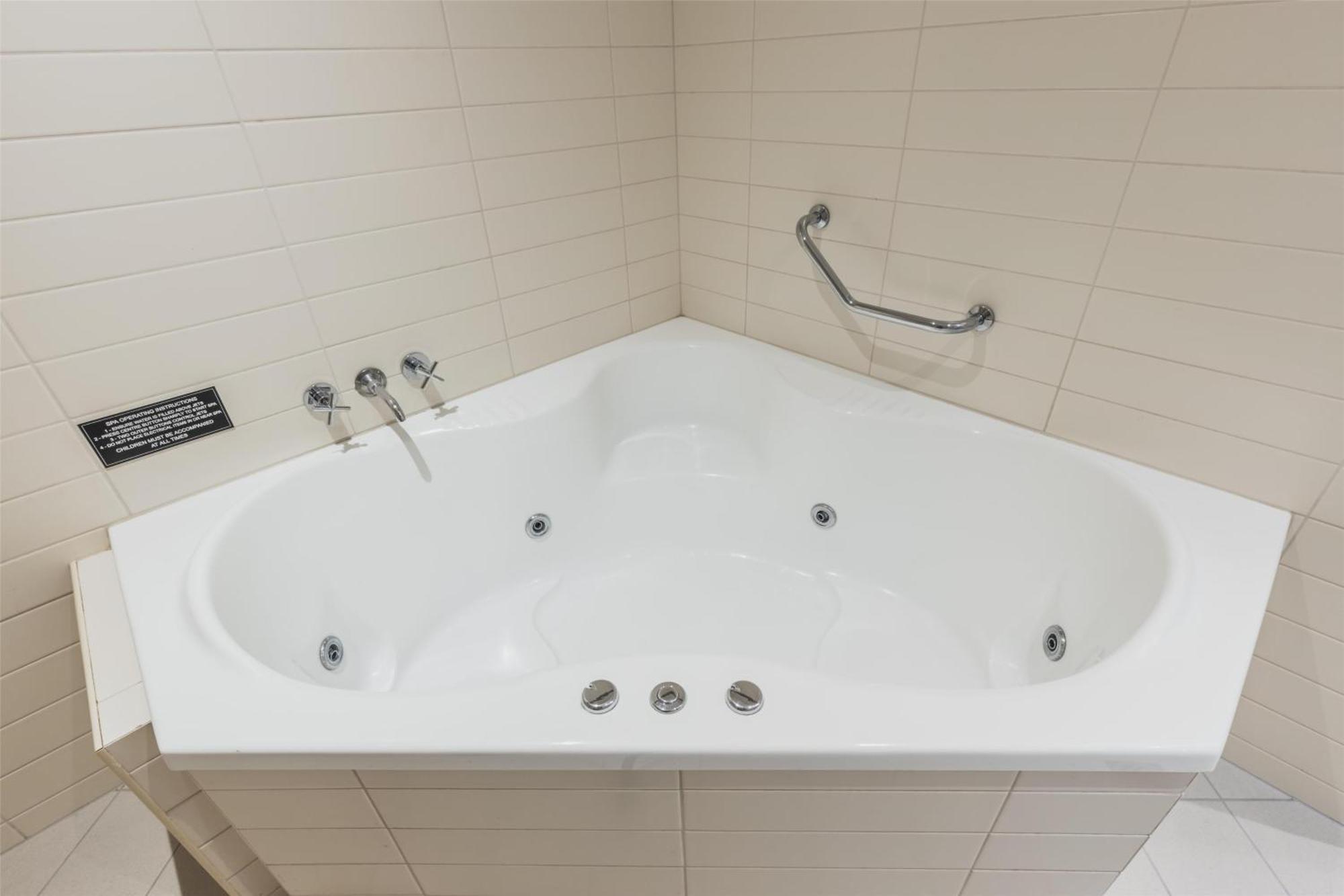 Family Studio Spa Bath