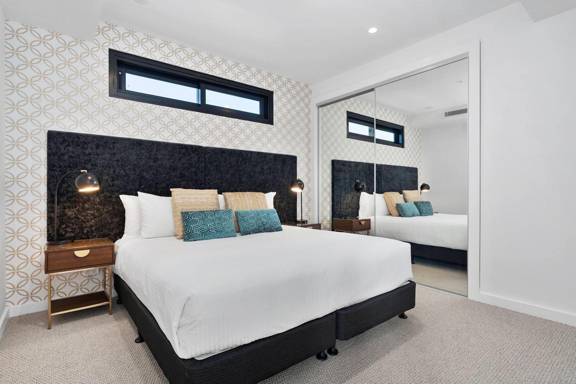 One-Bedroom King Room with Urban View - Accessible