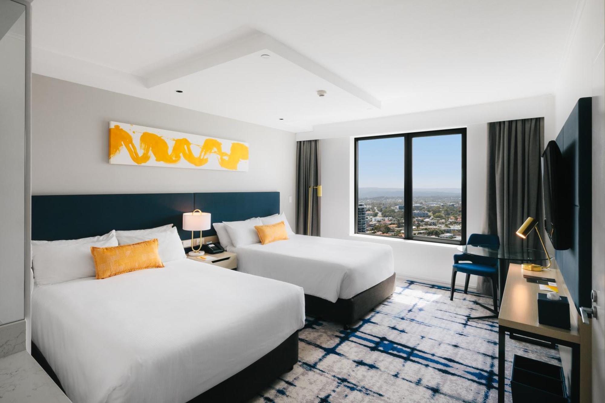 Premium Doppelzimmer mit zwei Doppelbetten und Bergblick