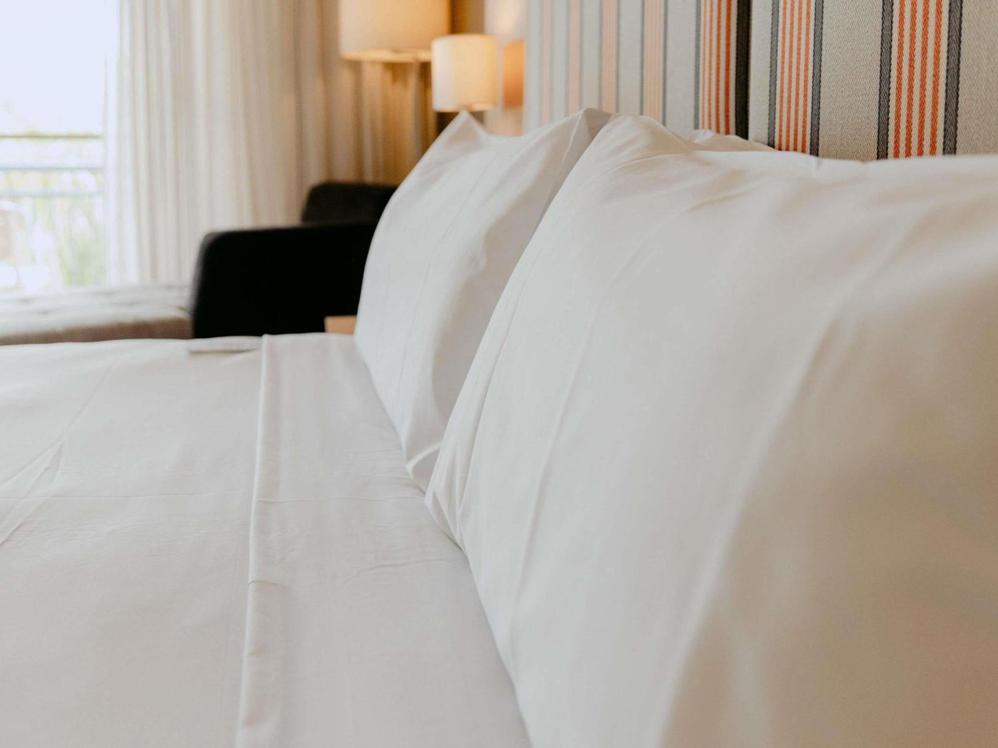 Resort Zimmer mit Kingsize-Bett