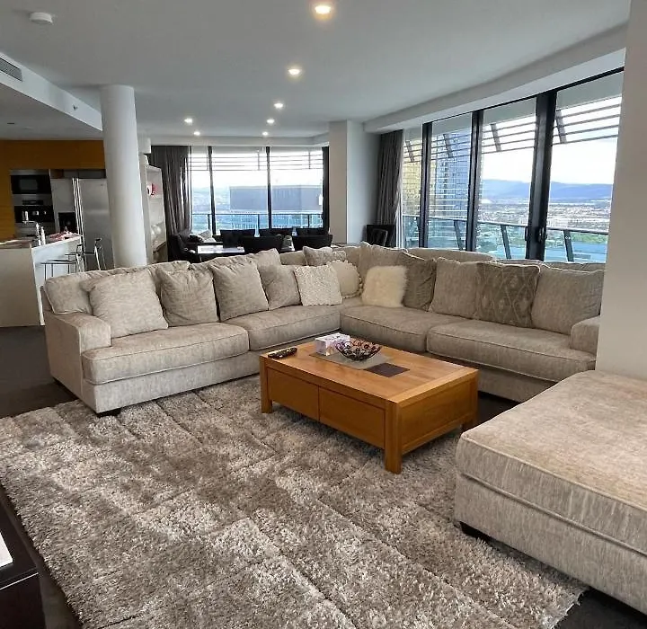Oracle Broadbeach: Luxurious Sky Home with Panoramic Views-1