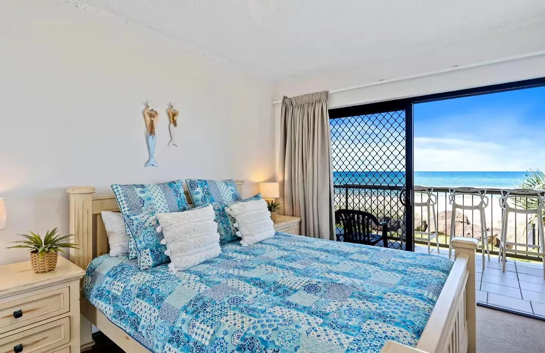 Palm Breeze - Hosted By Burleigh Letting-1