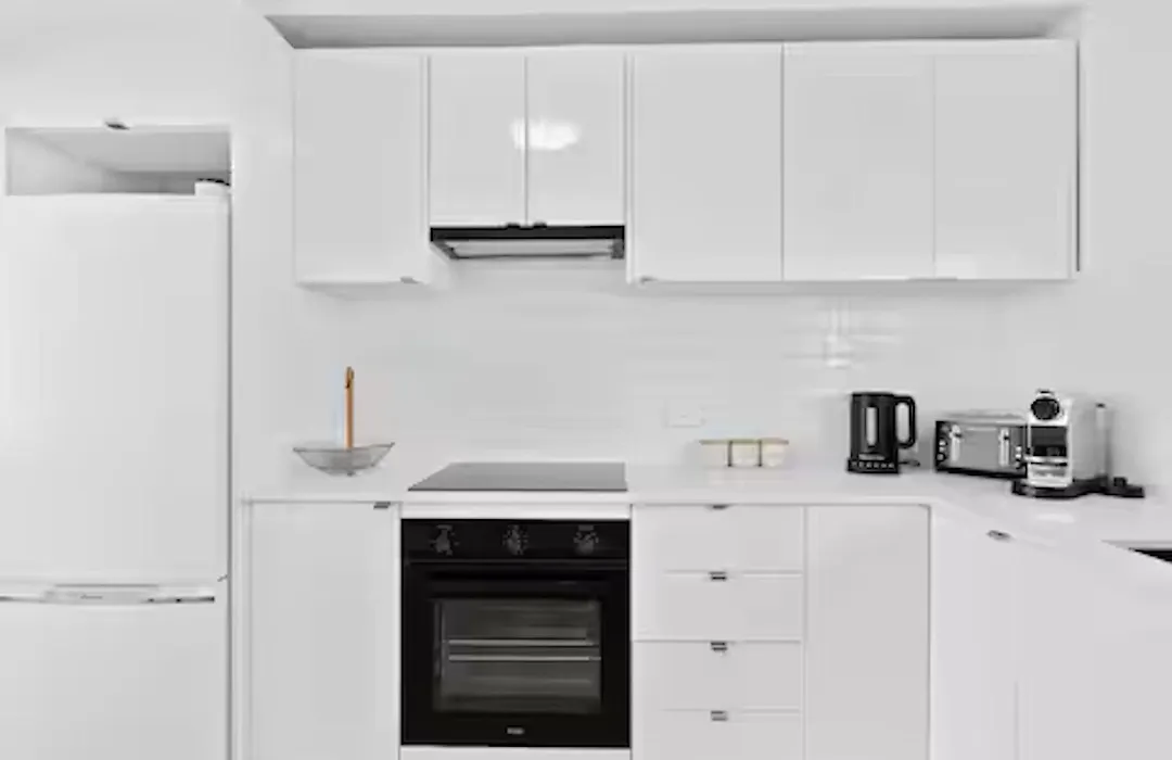 Beachfront Escape Broadbeach - 2Bd, Pool, Sleeps 7-1