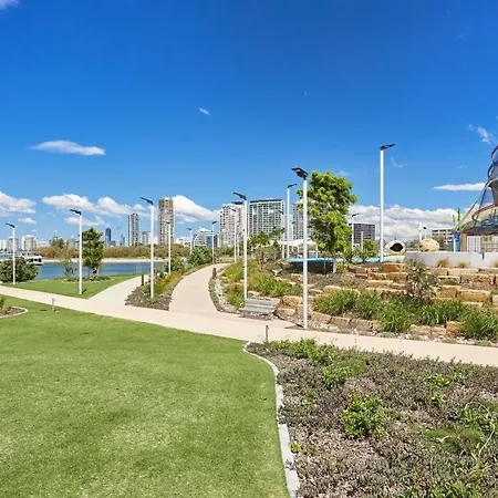 Comfort Two Bedroom Apartment Next To Water Park In Southport Nouse-2