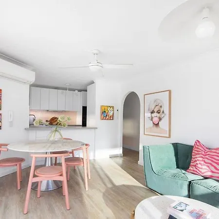 Blush On Broadbeach- Beachside And Pet Friendly, 3Rd Floor Walk Up-2