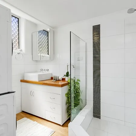Cosy Ground Floor Unit Moments From The Beach-3