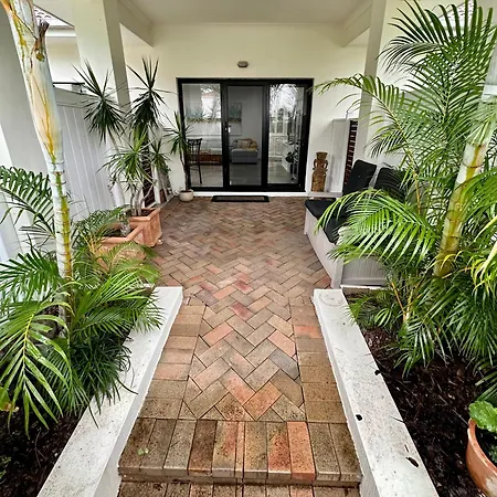 Large Studio In The Heart Of Hope Island & Sanctuary Cove-3