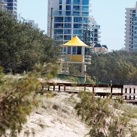 Surfers International Apartments-3