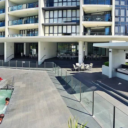 Large Modern 3 Bedroom Apartment With City Views - Coasthm-3
