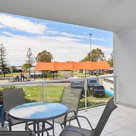 Comfort Two Bedroom Apartment In Heart Southport-3