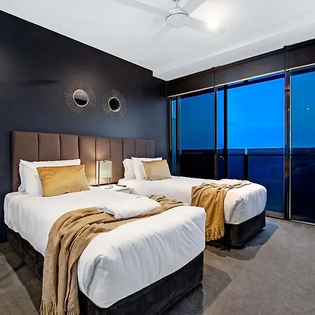 Three Bedroom Ocean View Apartments At Circle On Cavill - One Free Parking! - Self Contained & Privately Managed - Wow Stay-2