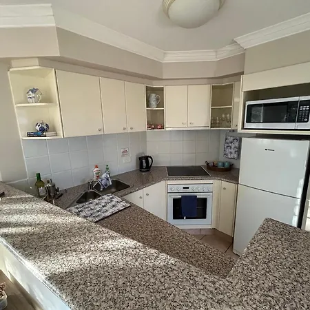 Stylish & Cosy Gc Getaway Central And Serene Explore Broadbeach Or Surfers Via Tram!-2