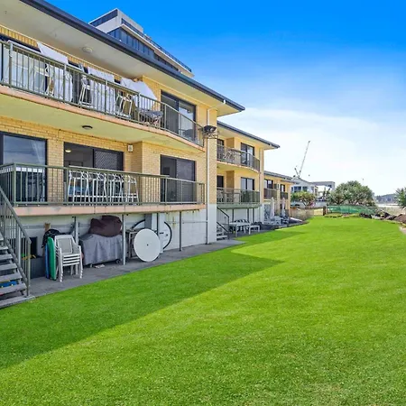 Palm Breeze - Hosted By Burleigh Letting-3