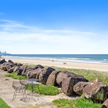 Palm Breeze - Hosted By Burleigh Letting-2