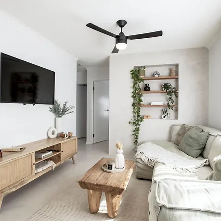 Coastal 2-Bed Apartment With Courtyard-3