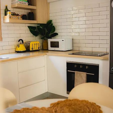 Surf Shack In Iconic Rainbow Bay - Coolangatta Qld-3