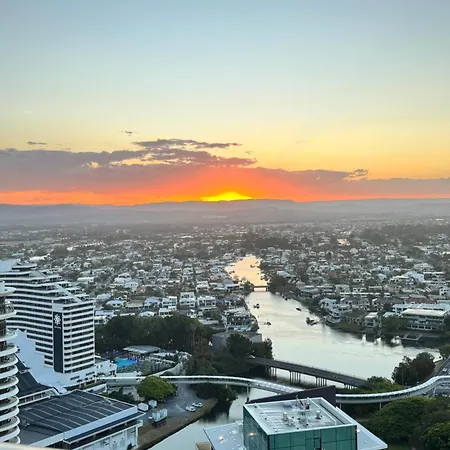Oracle Broadbeach: Luxurious Sky Home with Panoramic Views-3