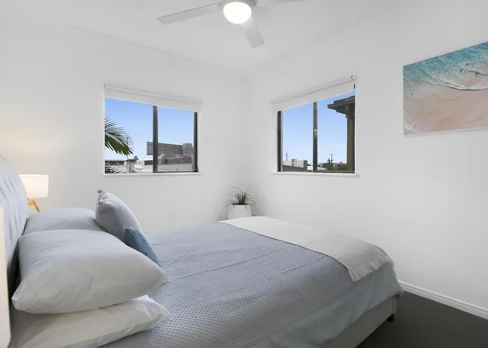 'Little Mermaid' Beach Apartment Best Location Walk To Beach And Restaurants - Sleeps 4 Gold Coast