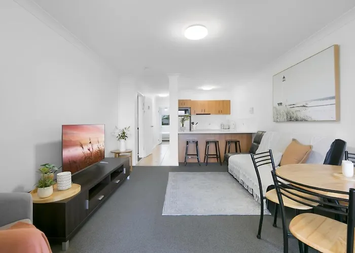 'Little Mermaid' Beach Apartment Best Location Walk To Beach And Restaurants - Sleeps 4 Gold Coast