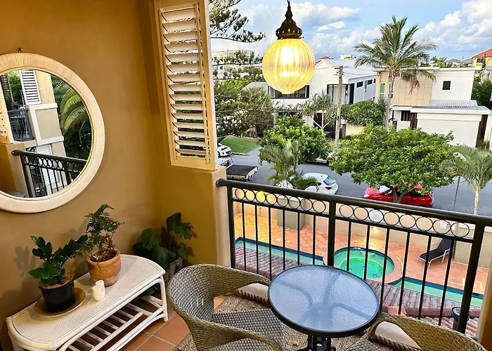 'Little Mermaid' Beach Apartment Best Location Walk To Beach And Restaurants - Sleeps 4 Gold Coast