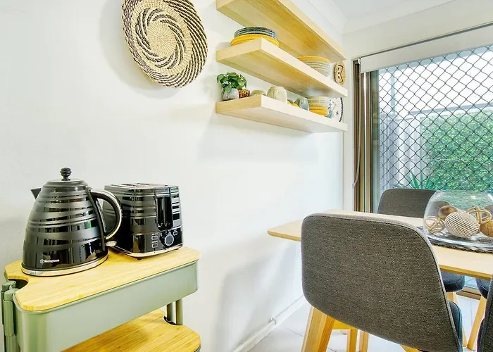 'Buzzing Surfers' Vibrant Indoor-Outdoor Lifestyle Apartment Gold Coast