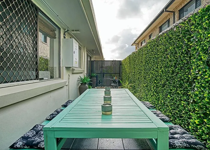'Buzzing Surfers' Vibrant Indoor-Outdoor Lifestyle Apartment Gold Coast