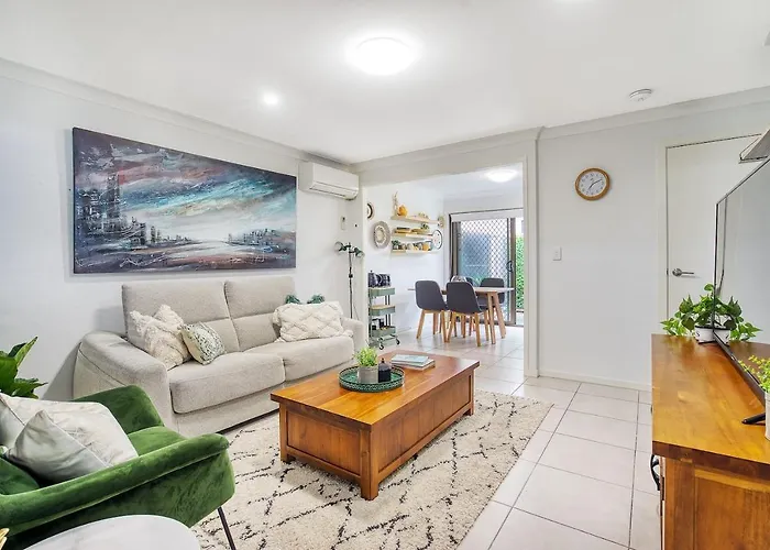 'Buzzing Surfers' Vibrant Indoor-Outdoor Lifestyle Apartment Gold Coast