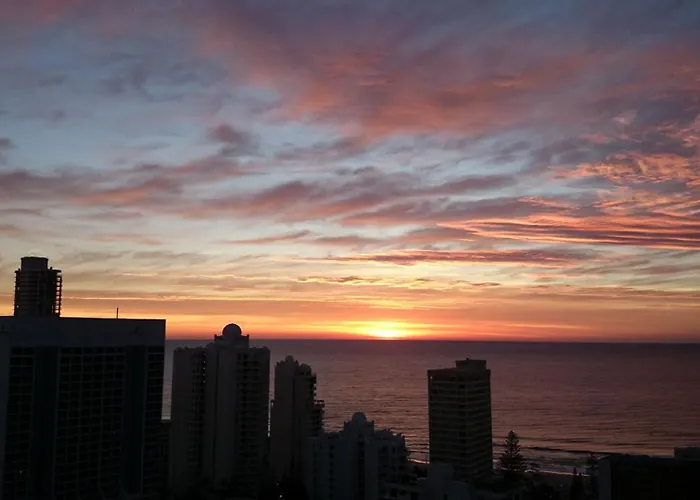 Modern 2Br Apartment In Chevron Renaissance - Coasthm Gold Coast