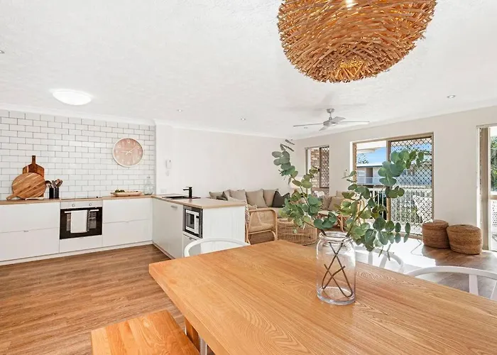 Burleigh Beach Apartment - Self Catering Gold Coast