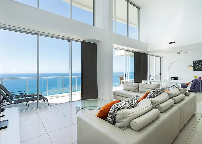 Endless Blue - Stunning Beachfront Living With Pool Gold Coast