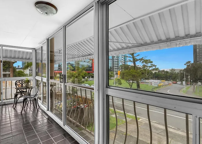 Central Located 3 Bedroom Unit In Southport Gold Coast