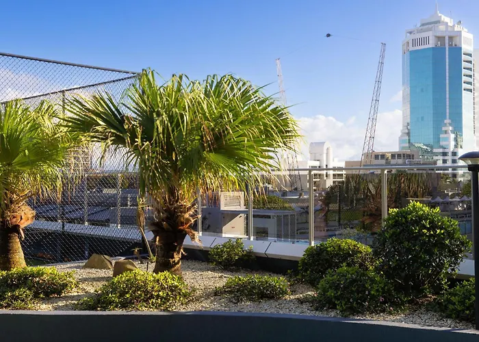 Top Of The Mark- Top Floor Apartment, Parking & Wifi Surfers Paradise