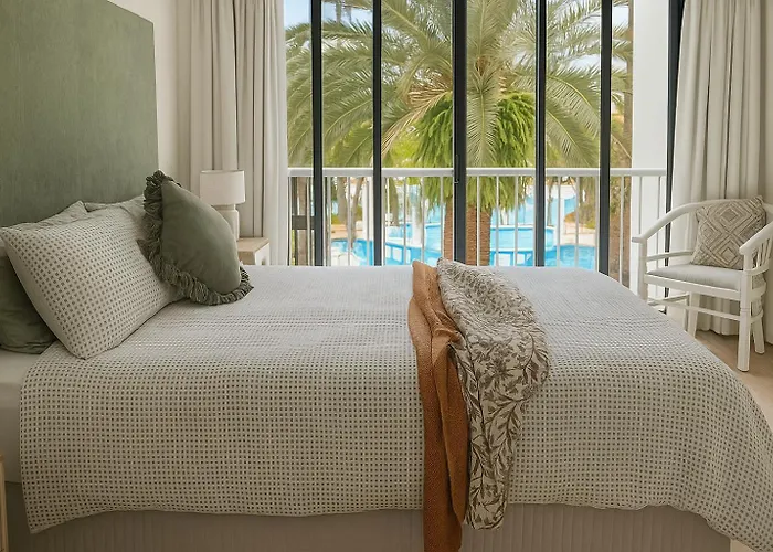 Broadbeach - Shop, Dine & Unwind Gold Coast