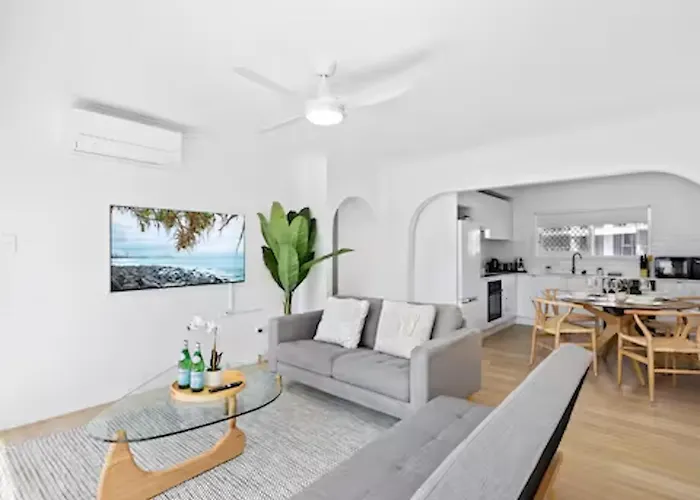 Beachfront Escape Broadbeach - 2Bd, Pool, Sleeps 7 Gold Coast