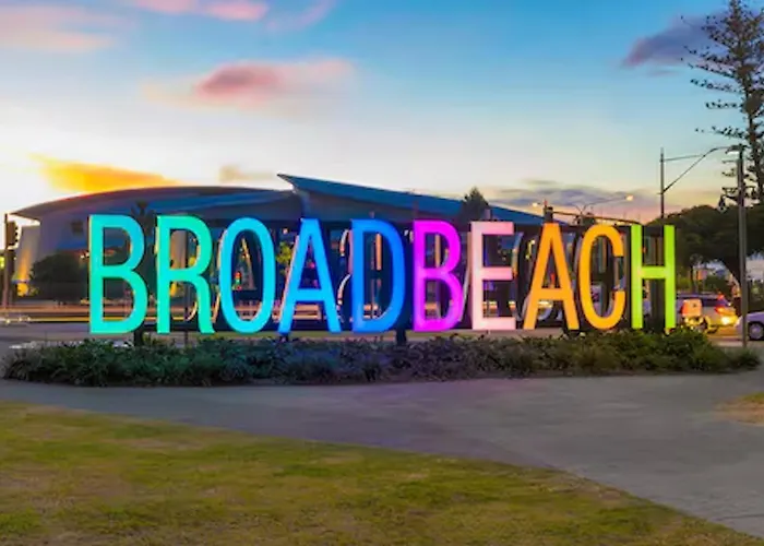 Beachfront Escape Broadbeach - 2Bd, Pool, Sleeps 7 Gold Coast