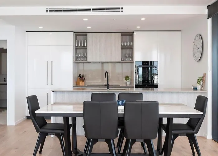 Luxury 3 Bedroom High Floor Ocean View Apartment Gold Coast