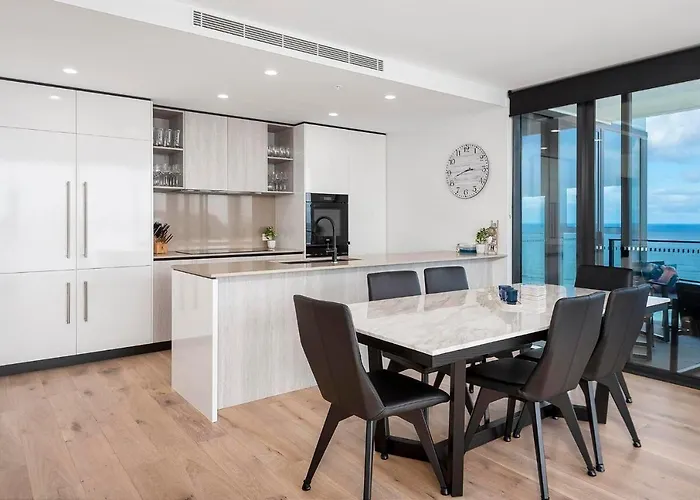 Luxury 3 Bedroom High Floor Ocean View Apartment Gold Coast