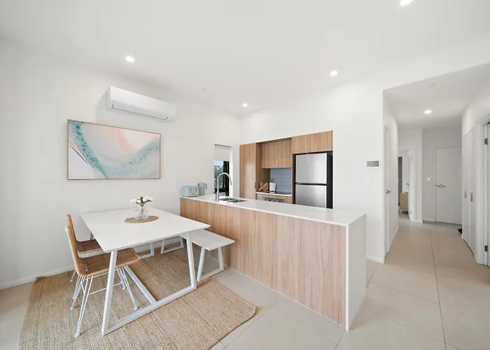 2 Bed, 2 Bath Ocean View Apt! Parking, 250M To Beach Gold Coast