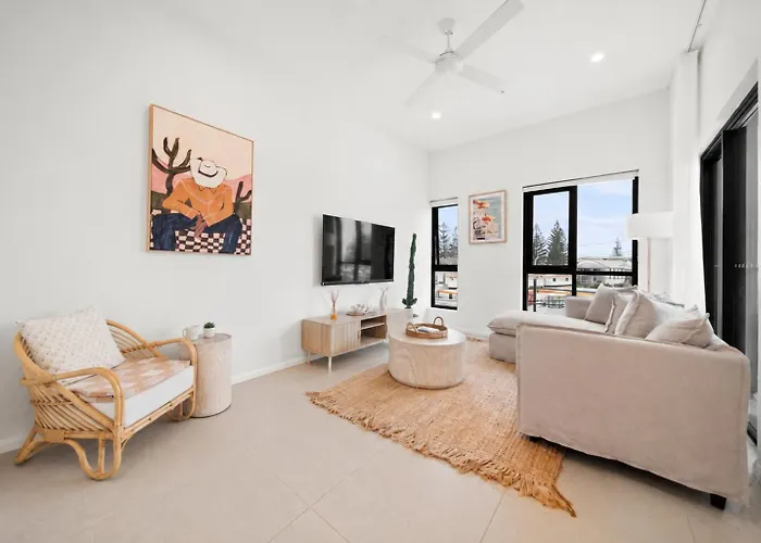 2 Bed, 2 Bath Ocean View Apt! Parking, 250M To Beach Gold Coast