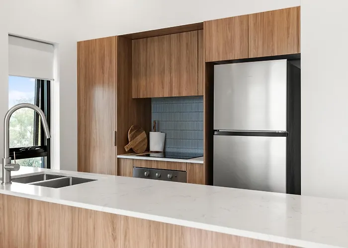 2 Bed, 2 Bath Ocean View Apt! Parking, 250M To Beach Gold Coast