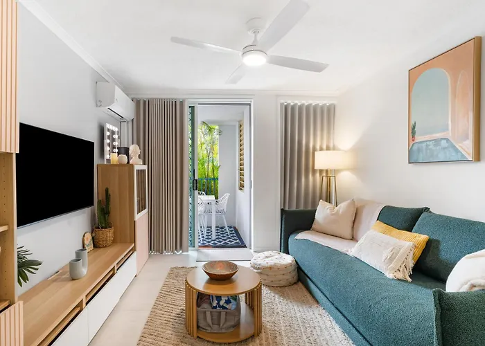 Coastline Escape Renovated Unit - King Bed - Quiet Area - Parking Included Apartment Gold Coast