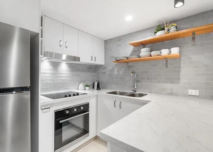 Coastline Escape Renovated Unit - King Bed - Quiet Area - Parking Included Apartment Gold Coast